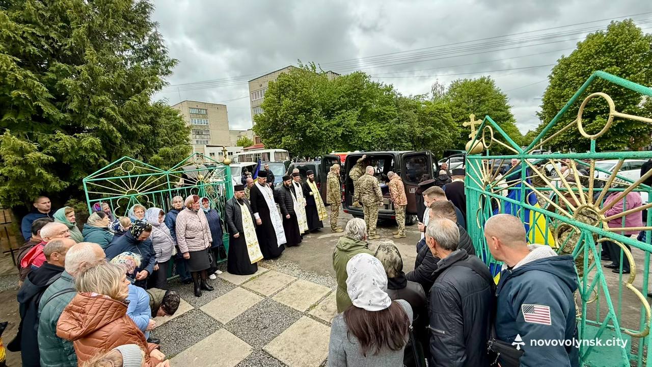 Двоє дітей без батька, дружина без опори: на Волині попрощалися з Героєм Максимом Єгоровим