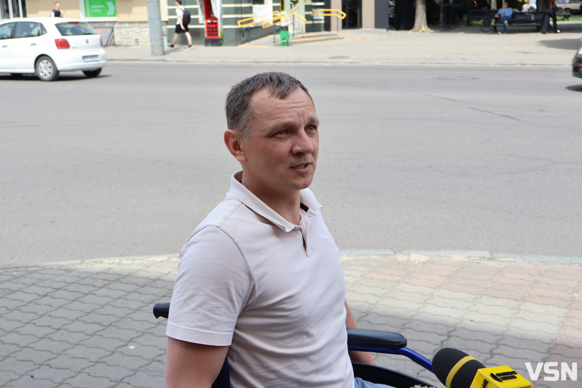 У центрі Луцька посадовці вчилися долати бордюри у кріслах колісних. Фото