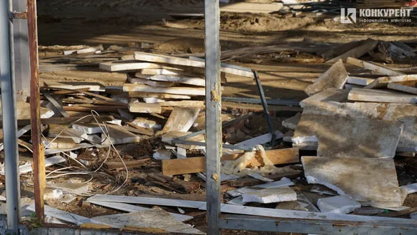 У Луцьку почали зносити ковзанку «Снігова королева»: що буде на її місці