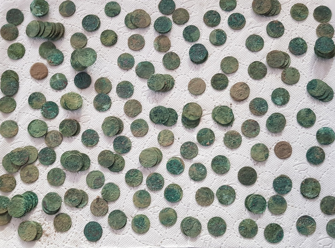У Польщі випадково знайшли старовинні монети у глиняному глечику. Фото