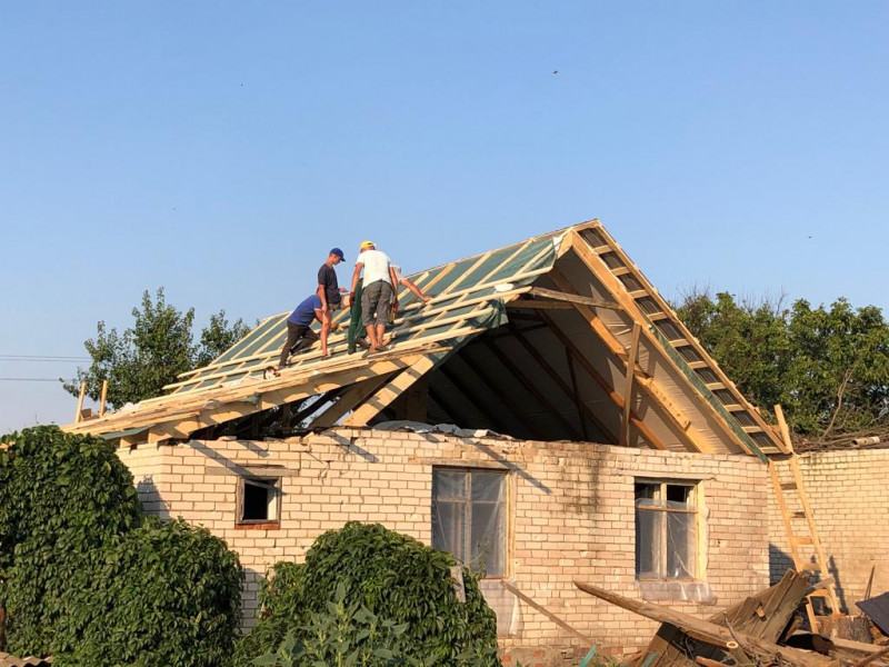Зводять дахи та допомагають вірити у відновлення: волонтери з Волині розповіли про роботу на Херсонщині
