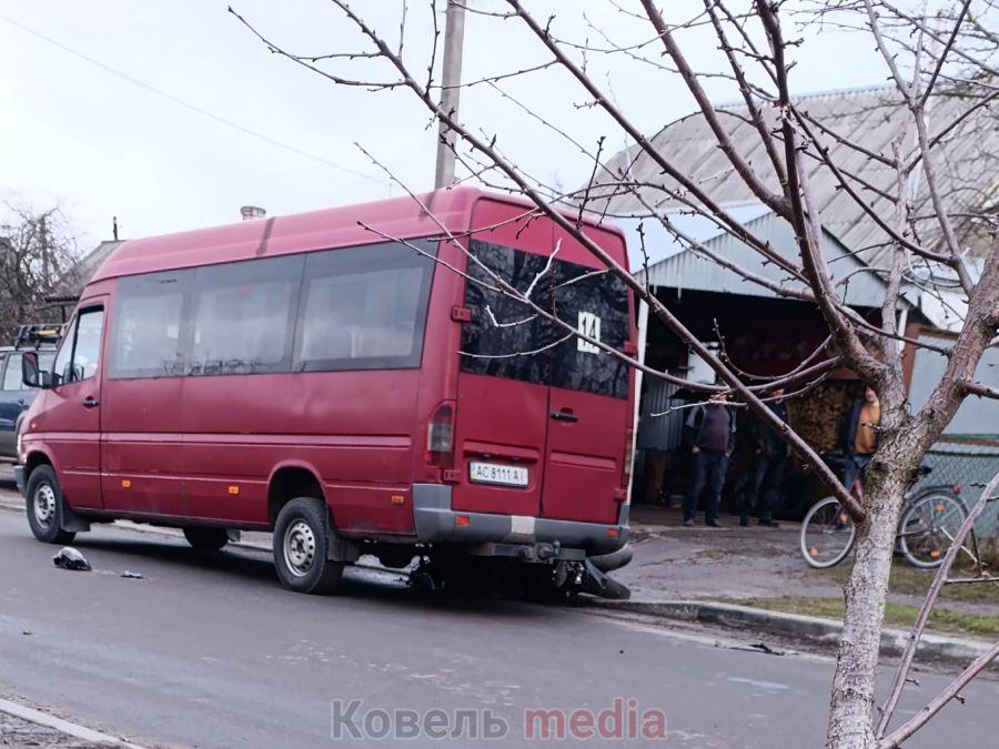 ДТП на Волині: мікроавтобус зіткнувся з мотоциклом