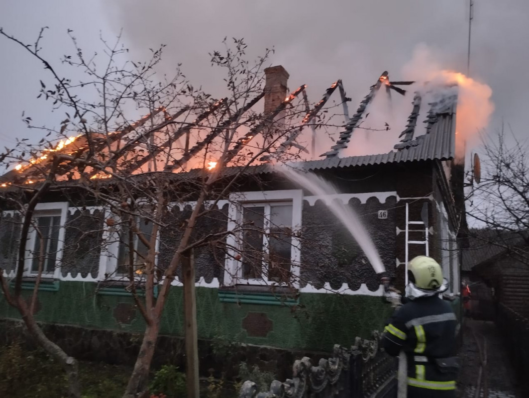 На Волині сталася пожежа у будинку: вщент згорів дах