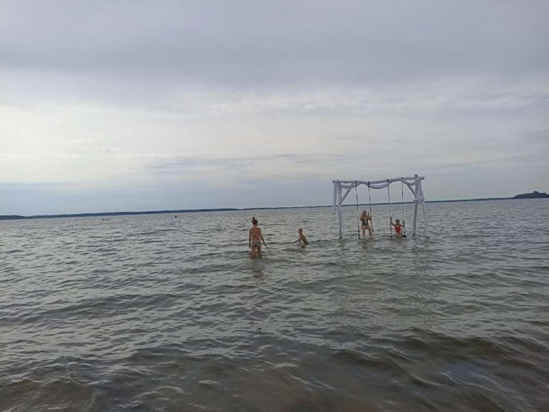 Цілюща вода, інстаграмні локації, смаколики та повістки: «родзинки» відпочинку на Шацьких озерах під час війни