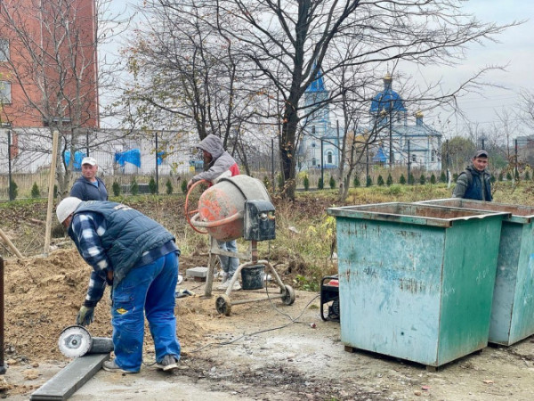 У Нововолинську встановлюють сучасні сміттєві майданчики