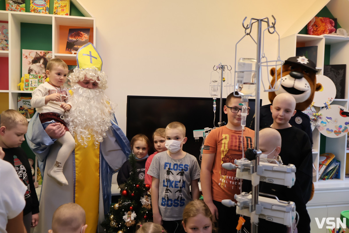 На Волині у лікарняних палатах засяяло свято: поліцейські подарували дітям день усмішок