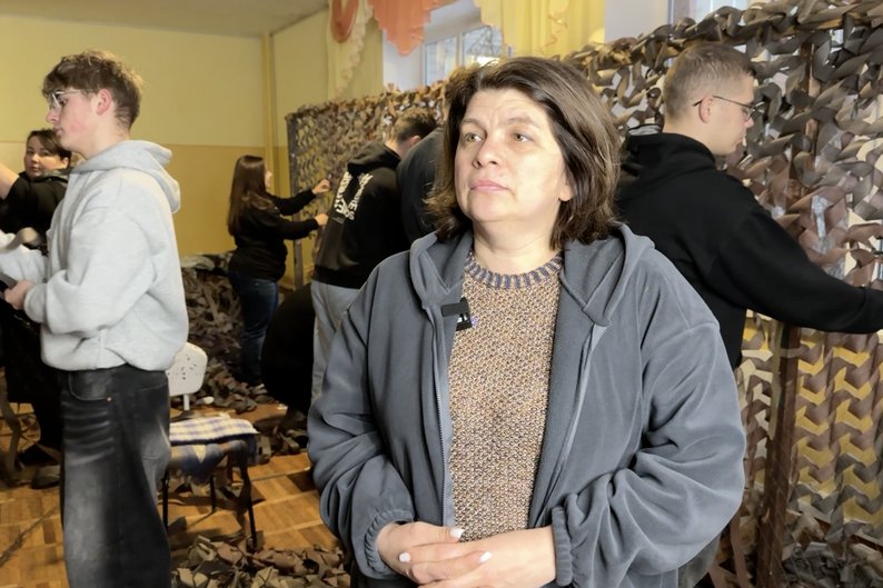 Діти, матері та ветерани: як у Луцьку плетуть сітки для українських військових