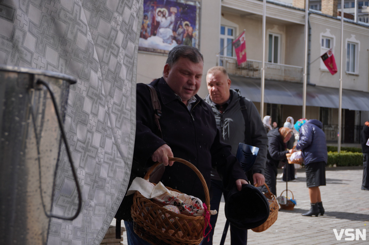 Як у Луцьку освячують Великодні кошики? Фоторепортаж