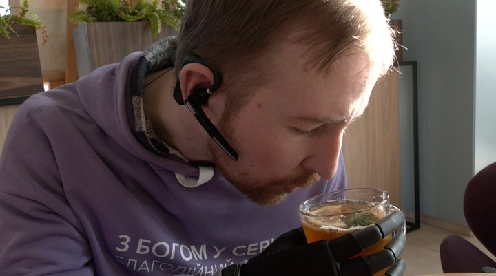 Малює і водить авто: ветеран війни, який втратив обидві руки на війні, почав нове життя у Луцьку