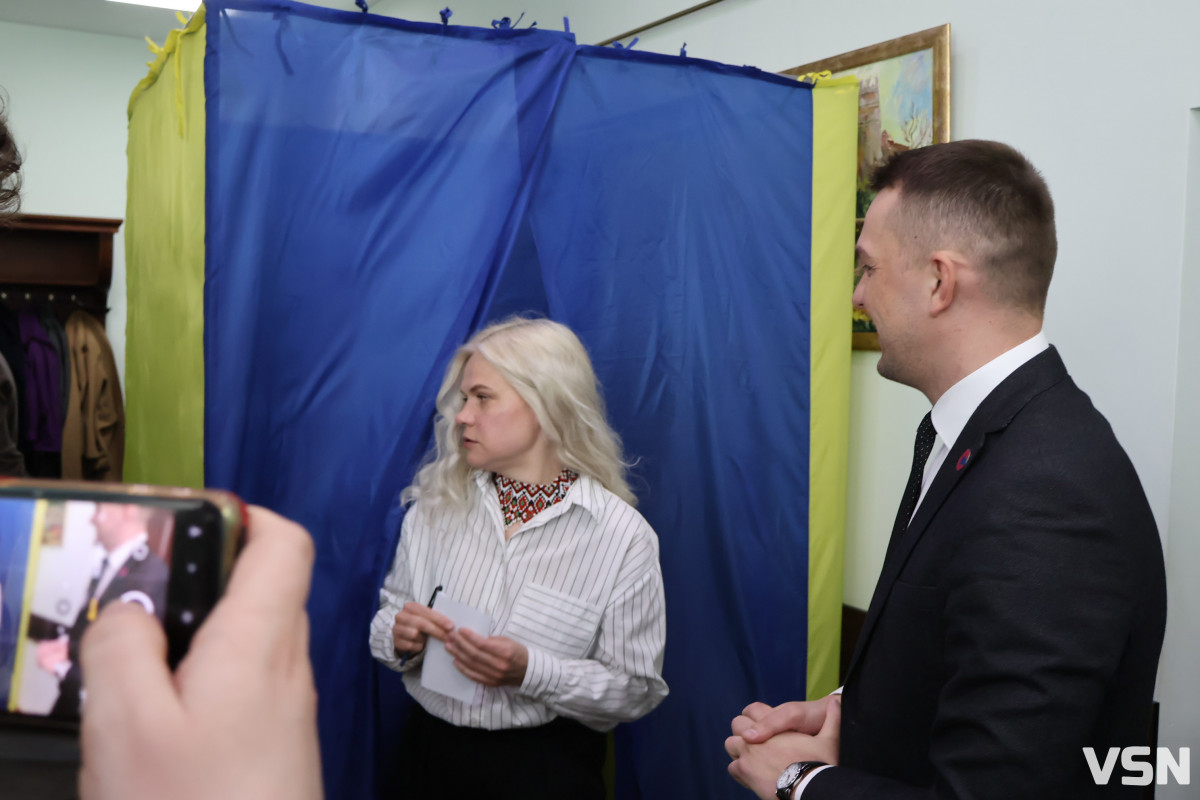 Флешмоб «Шкарпетуйся» і кадрові рішення: що відбулося на 90-й сесії Луцької міськради. Фоторепортаж