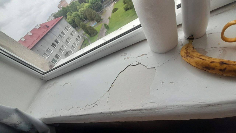 Грибок, відсутність гарячої води і штукатурка, що падає: у Луцьку поскаржилися на умови в хірургічному відділенні для дітей