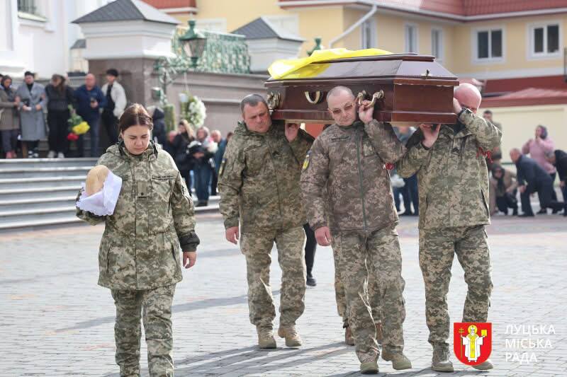 Осиротів маленький син: у Луцьку провели в останню дорогу 31-річного Олександра Лаконцева