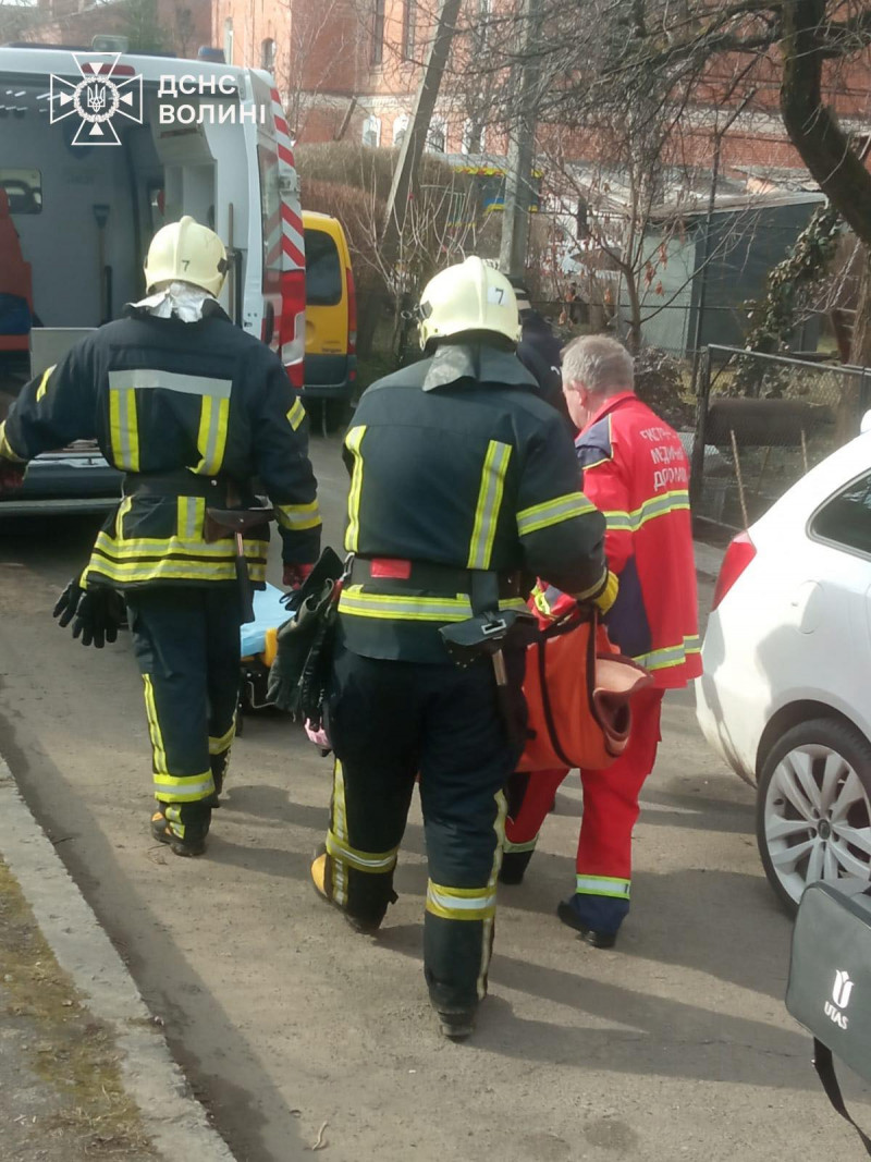 Тривалий час не виходила на зв’язок: у Володимирі із зачиненої квартири врятували літню жінку