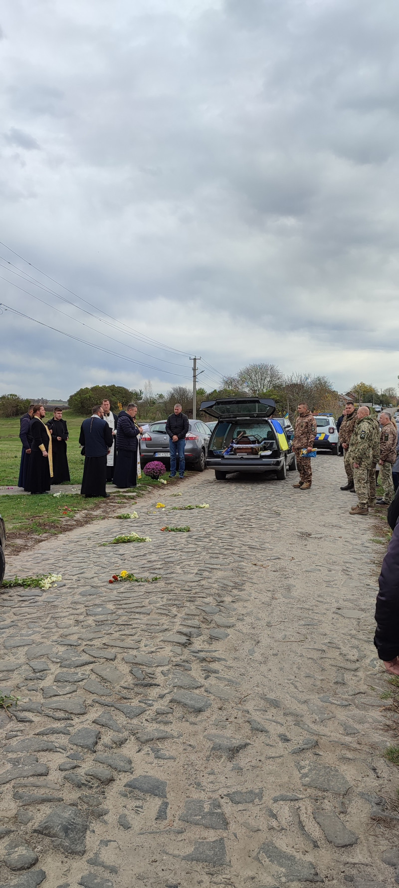 Зійшлося усе село: поховали 29-річного сапера з Луцького району Віталія Костюка. Фото