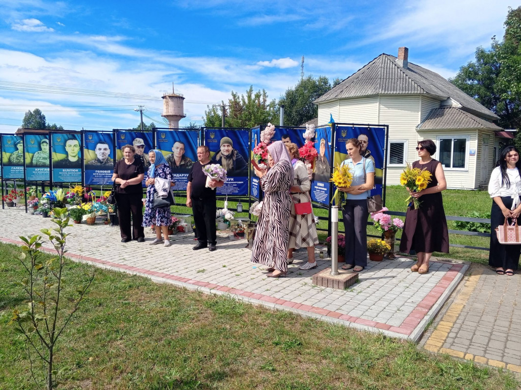 На Волині мати загиблого воїна встановила Хрест материнської любові на Алеї Слави