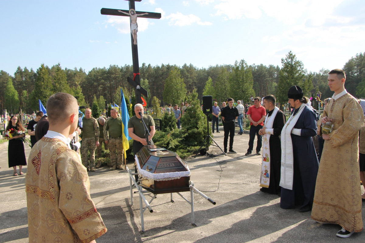 Дві донечки ніколи більше не побачать татка: напередодні Великодня на Волині попрощались з Героєм Олександром Муковським