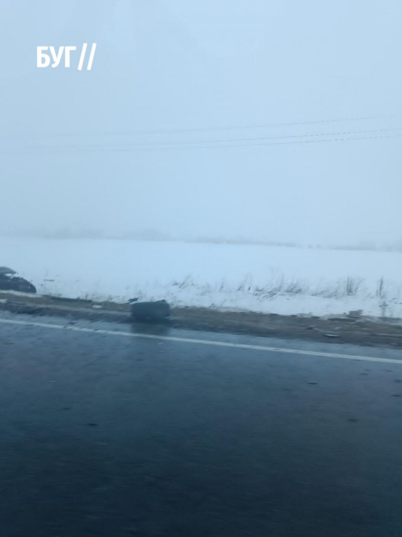 На Волині водій вантажівки виїхав на зустрічну та зіткнувся з Jaguar, від удару легковик злетів у кювет