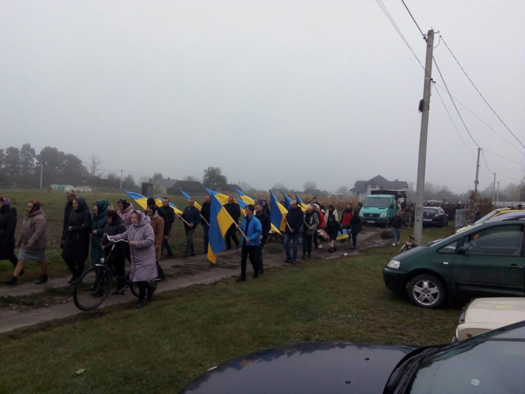 Син - на фронті, у доньок воюють чоловіки, а у дружини - брат: на Волині попрощалися із загиблим захисником Миколою Харківцем