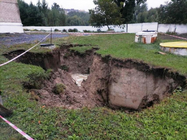 Через дощі у Луцьку утворилося небезпечне провалля