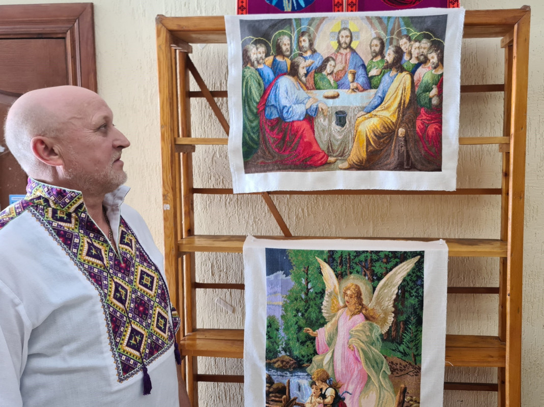 Мону Лізу вишив на нічній зміні: працівник АЗС із Волині здивував виставкою шедеврів