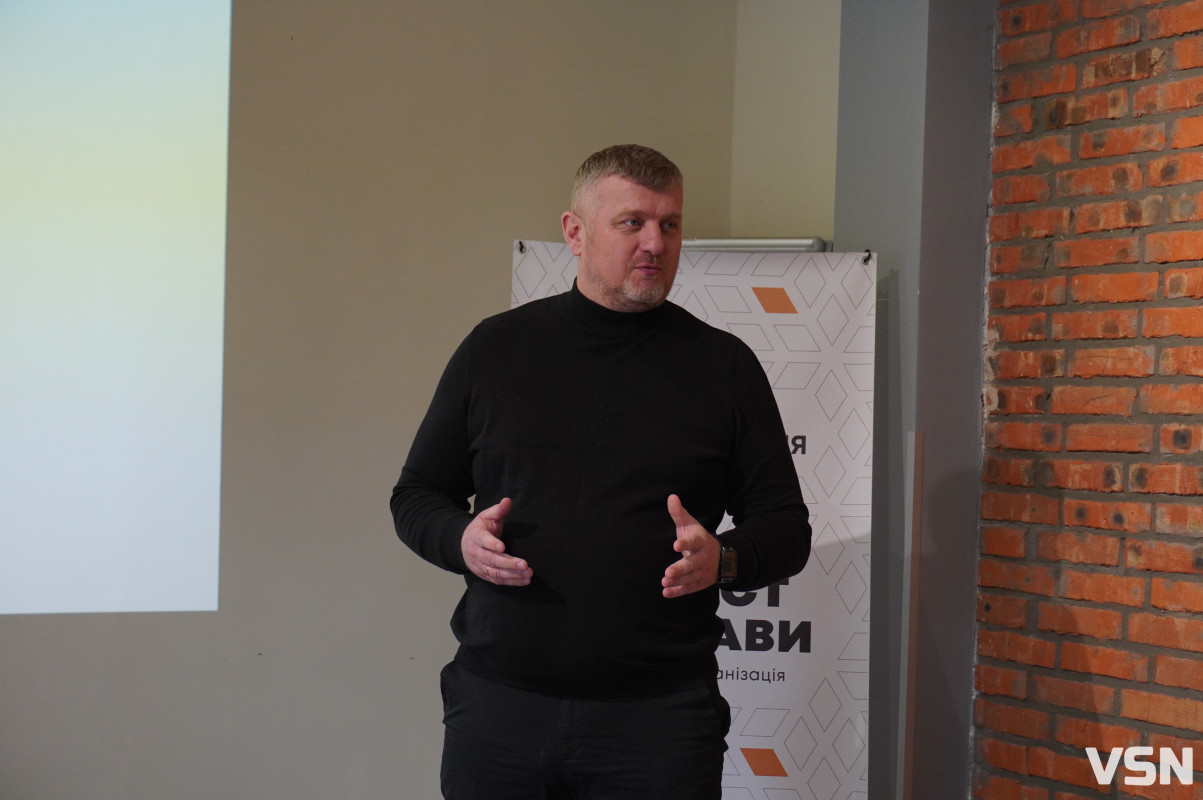 Люди не знають, що повинен робити депутат: у Луцьку обговорили парламентську кризу під час війни