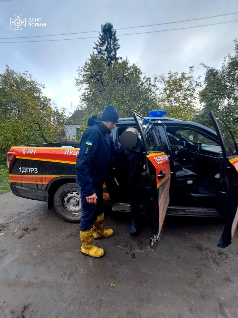 На Волині відшукали чоловіка, який цілу добу проблукав у лісі