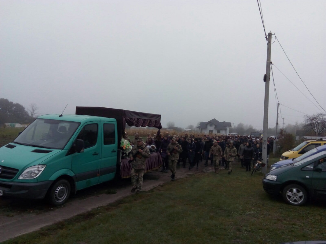 Син - на фронті, у доньок воюють чоловіки, а у дружини - брат: на Волині попрощалися із загиблим захисником Миколою Харківцем