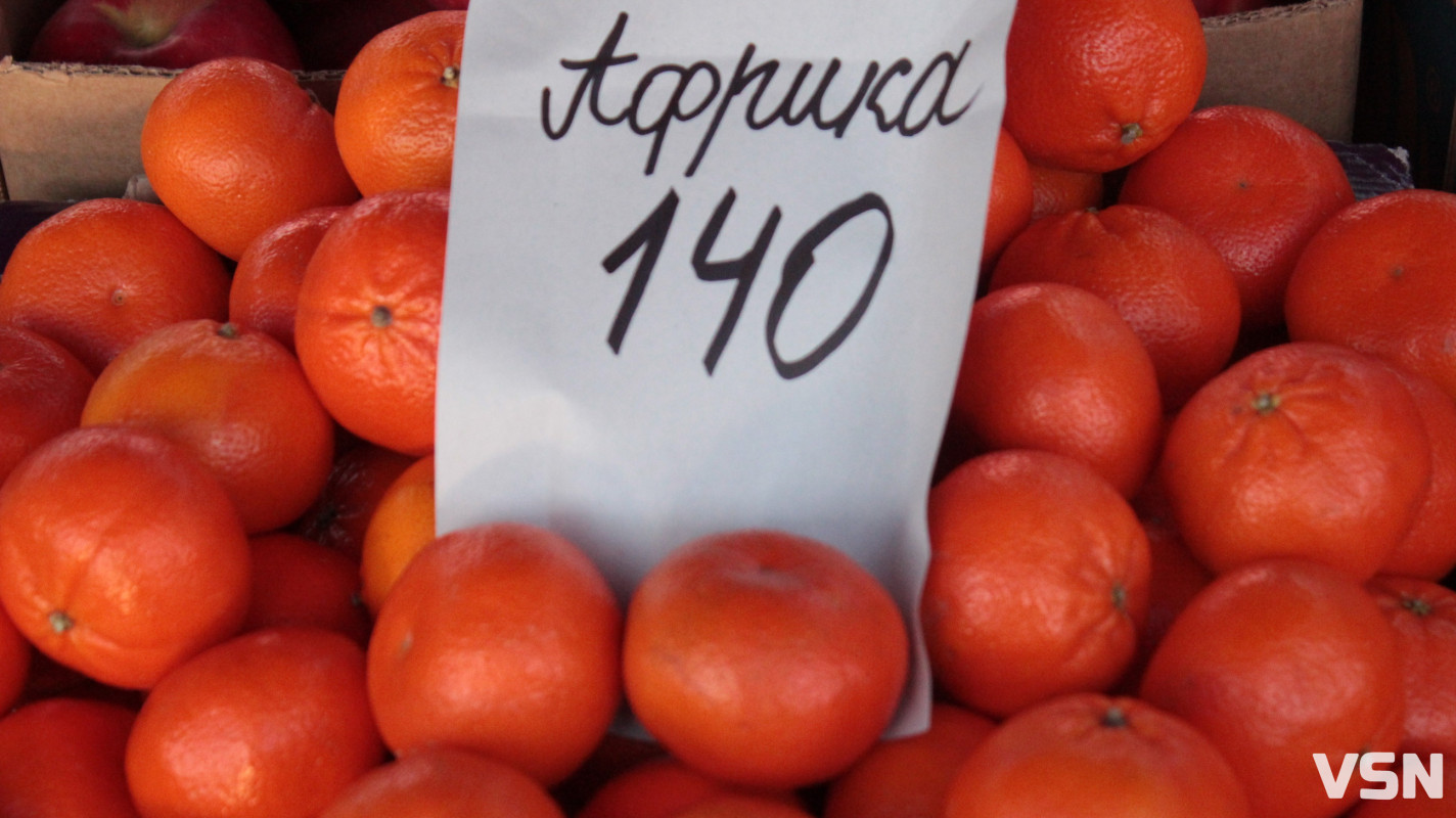 Скільки коштують фрукти на ринку у Луцьку?