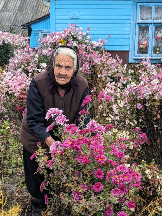 93-річна волинянка веде господарство та вирощує хризантеми
