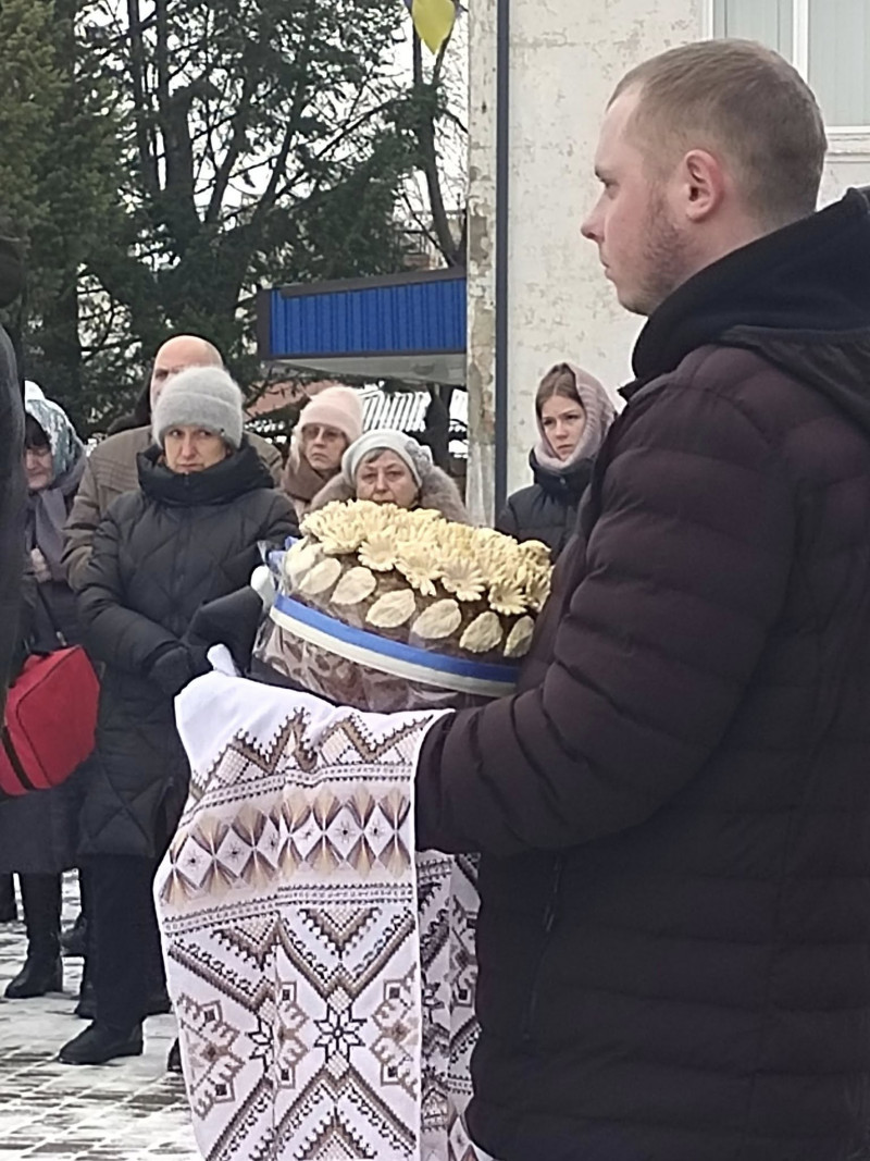 Зі сльозами  ділили його весільний коровай на кладовищі: на Волині попрощалися молодим Героєм