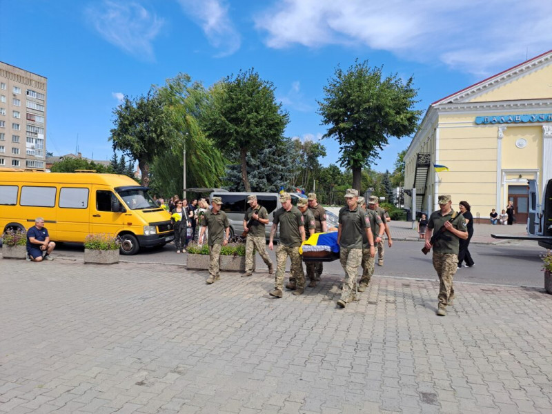 Мріяв благословити доньку на весіллі: на Волині провели в останню путь 49-річного Героя Ігоря Хомича