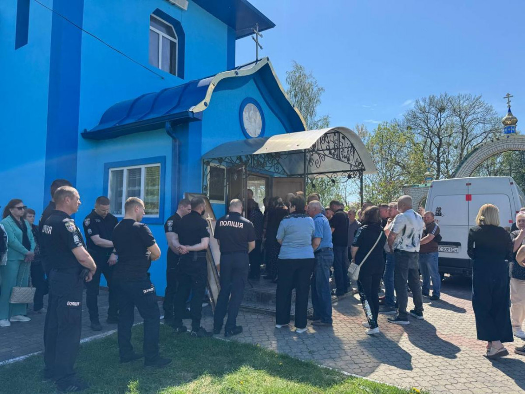 На Волині в останню дорогу провели поліцейського Миколу Сидорука