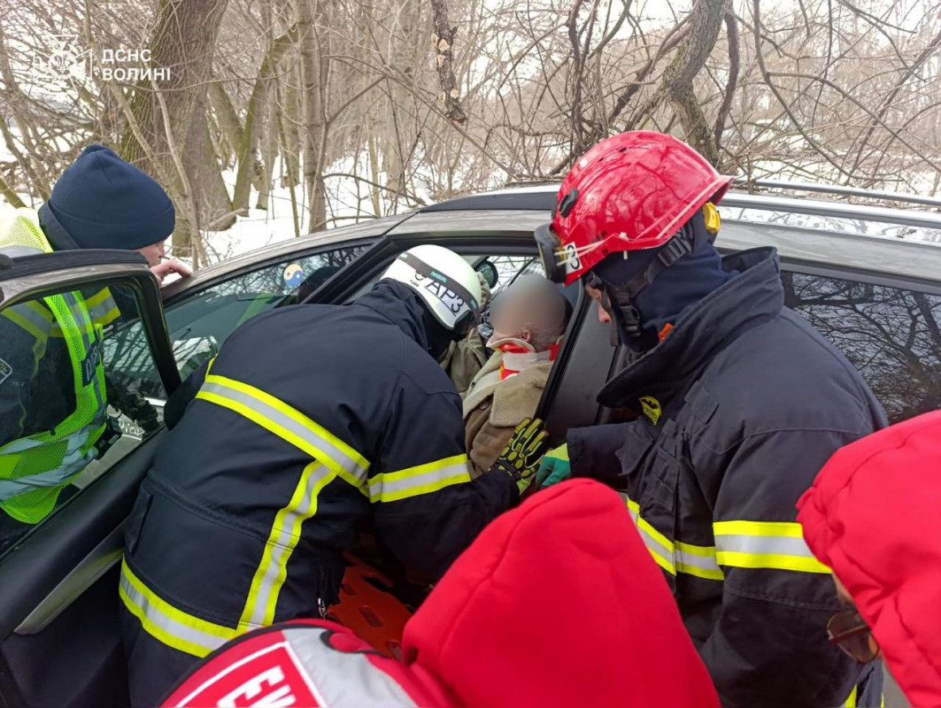 У Луцькому районі автівка зіткнулася з деревом, важко травмувалася жінка