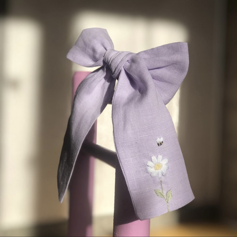 Від першого бантика для донечки до замовлень за кордон: майстрині з Волині створює дитячі аксесуари з ручною вишивкою