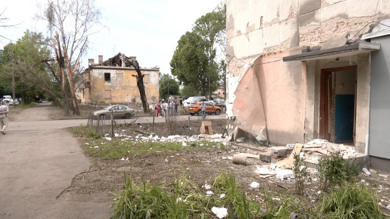 «Мама, я хочу жити»: мешканці зруйнованої багатоповерхівки в Луцьку повертаються по речі після ракетного удару