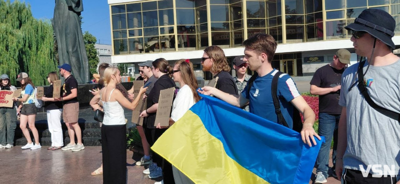 «Народ за Федорова!»: у Луцьку відбулася акція проти звільнення міністра оборони