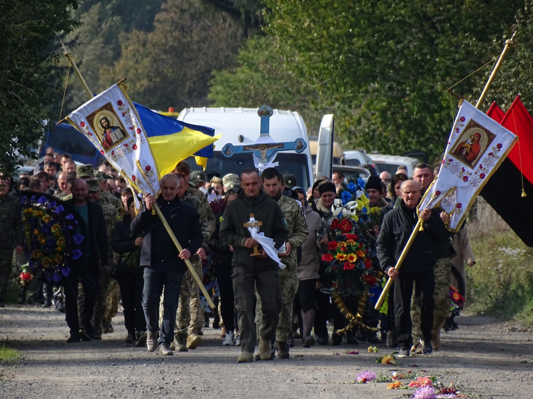 16 місяців чекали на тіло Героя: на Волині все село прийшло на поховання багатодітного батька Ігора Кузьмюка