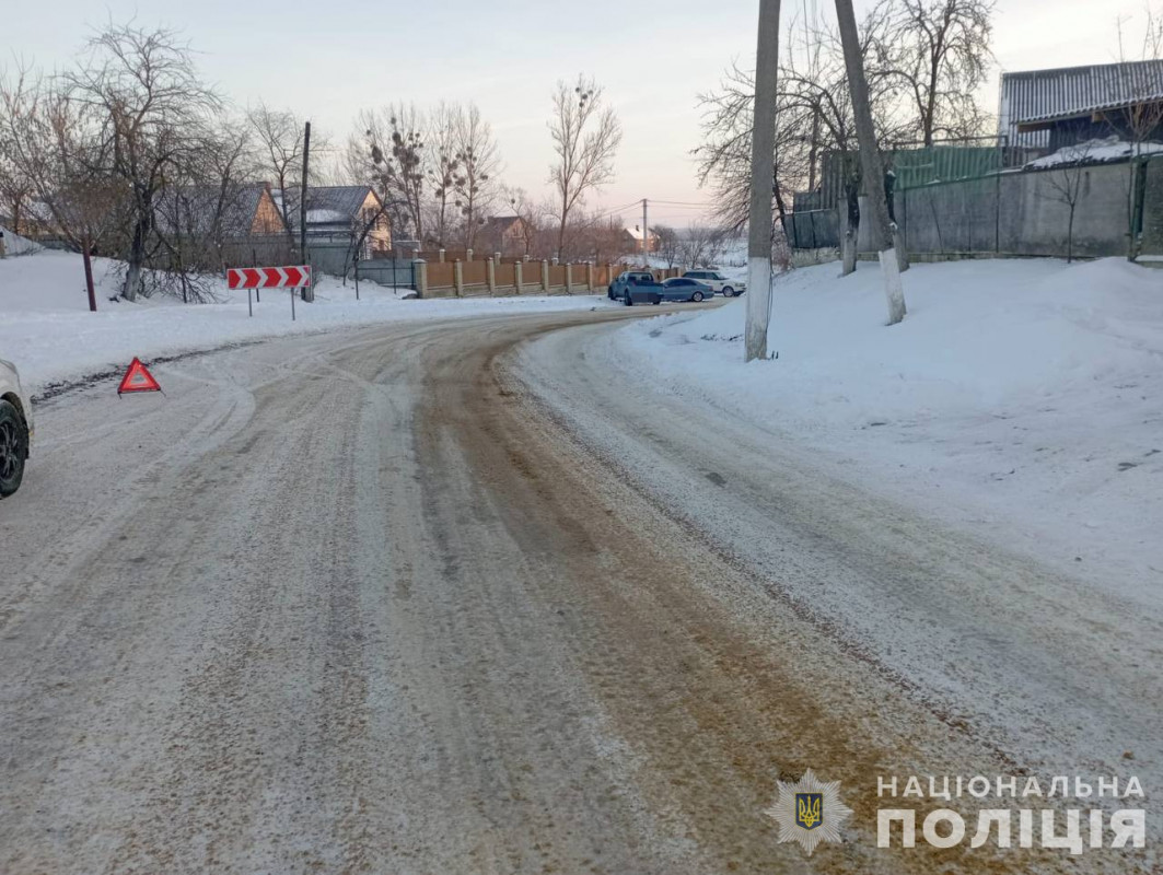 У Луцькому районі автівка вилетіла на зустрічну смугу: постраждав пенсіонер. Фото