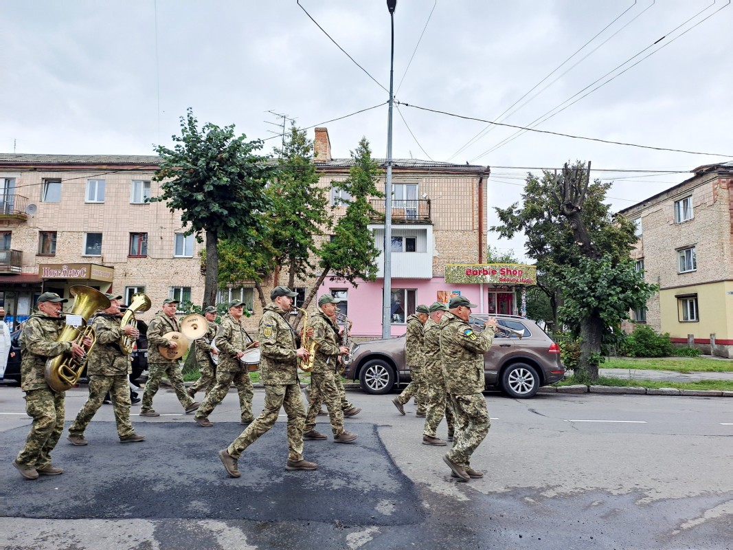 Воїн, захисник і батько чотирьох донечок: на Волині в останню дорогу провели 43-річного Героя Олександра Дригулю