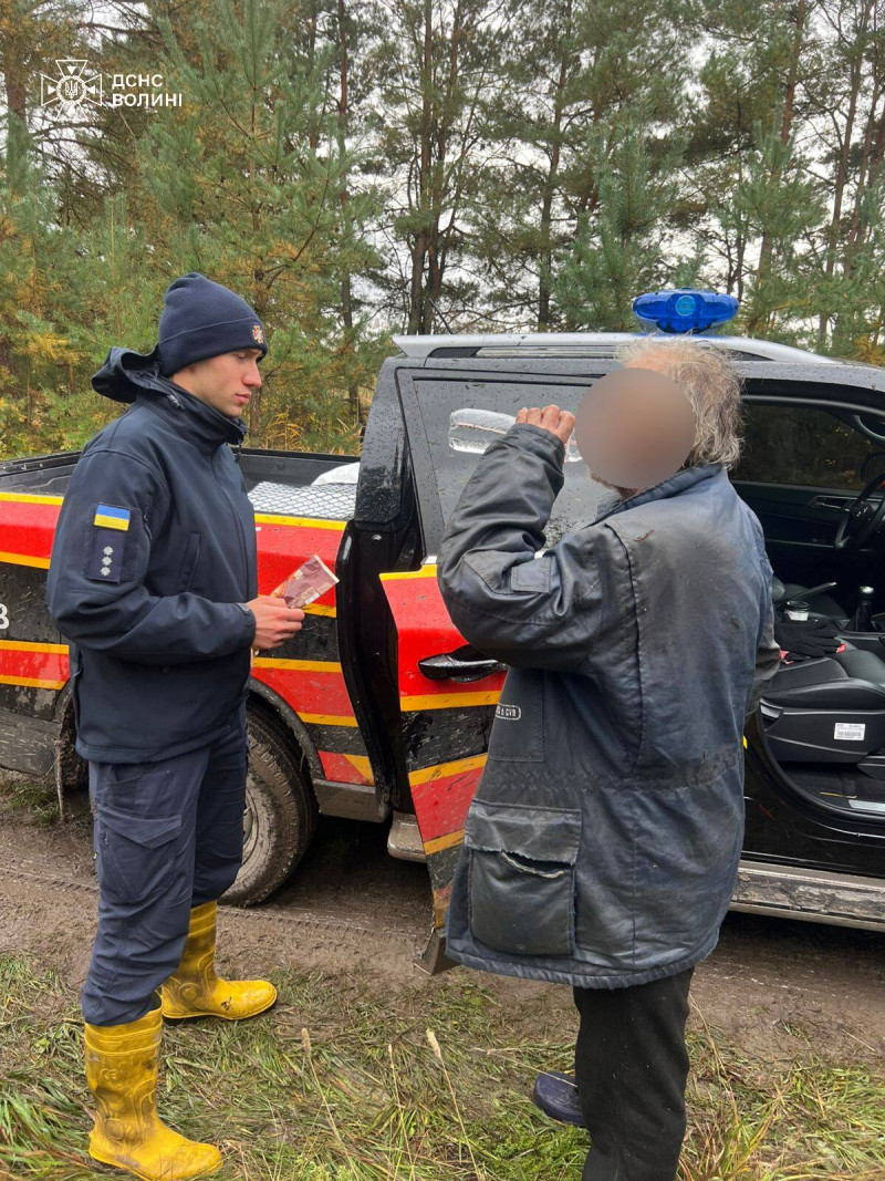 На Волині відшукали чоловіка, який цілу добу проблукав у лісі