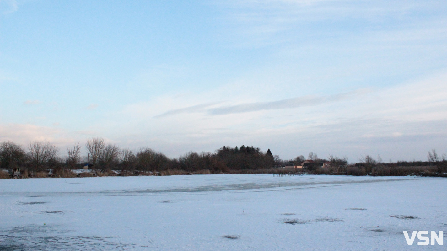 Крига 10 сантиметрів та жерлиці на щуку: фоторепортаж із зимового ставка у селі на Волині