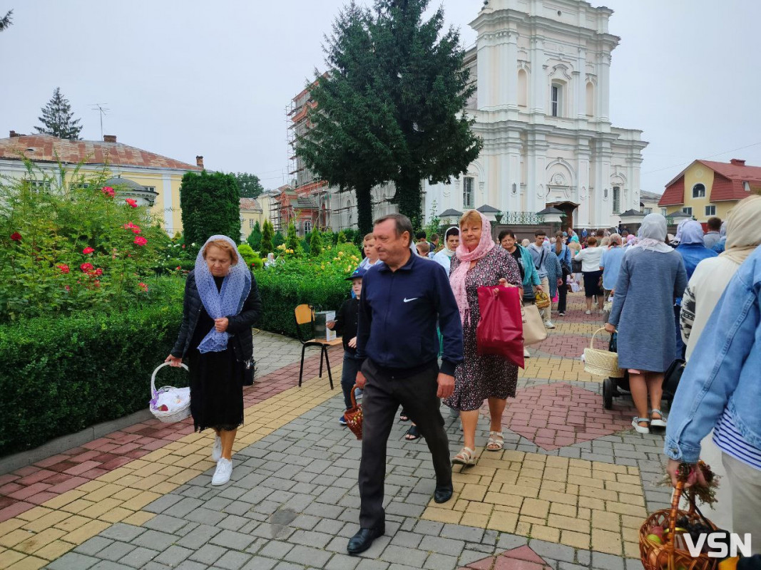 Як у центрі Луцька освячували кошики на Яблучний Спас. ФОТО