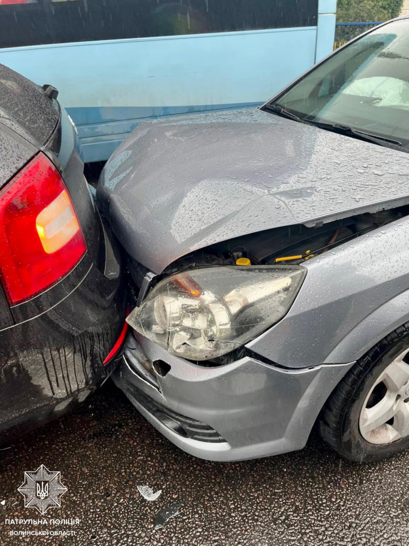 Зіштовхнулися три автівки: повідомили деталі ДТП у Луцьку