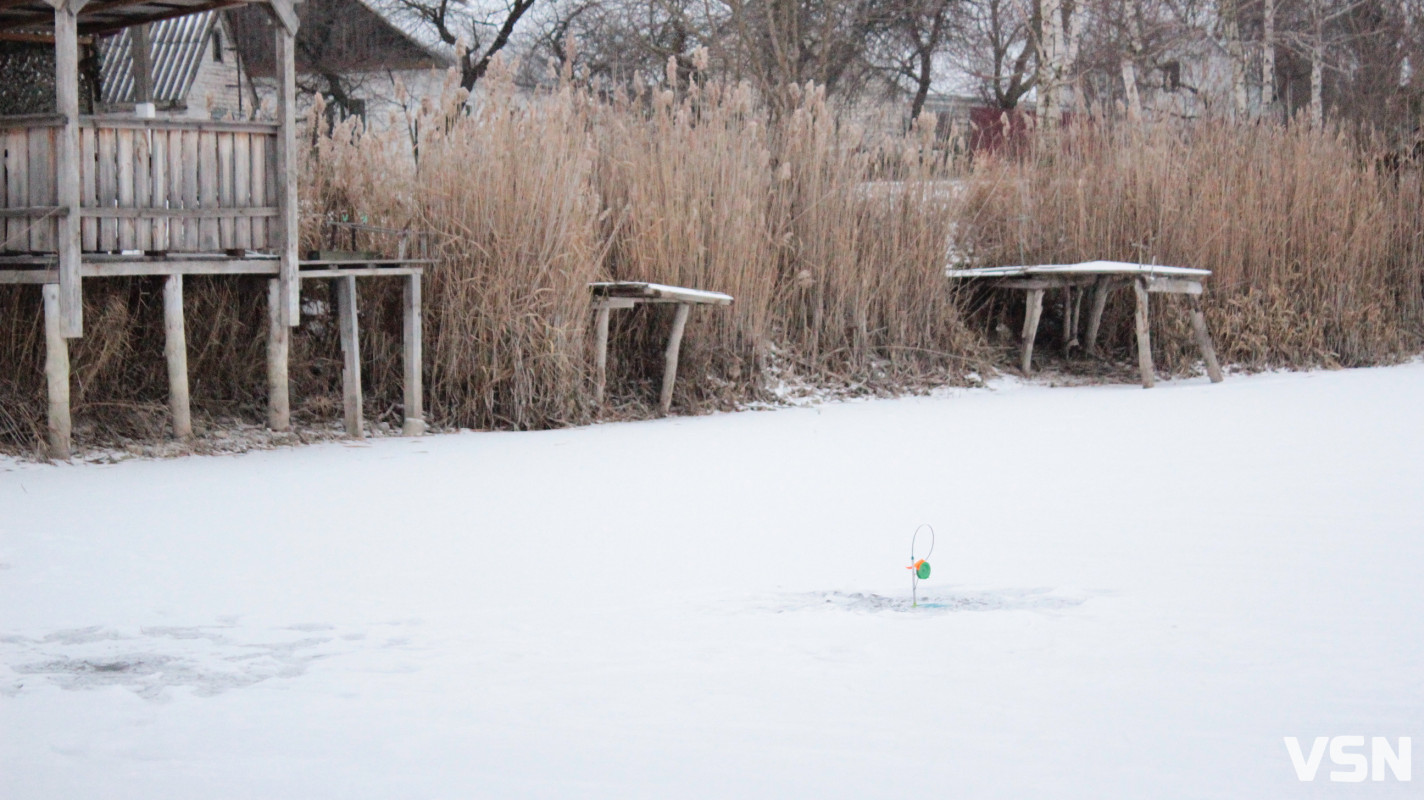 Крига 10 сантиметрів та жерлиці на щуку: фоторепортаж із зимового ставка у селі на Волині