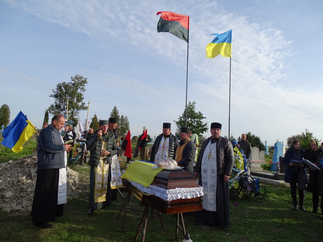 16 місяців чекали на тіло Героя: на Волині все село прийшло на поховання багатодітного батька Ігора Кузьмюка