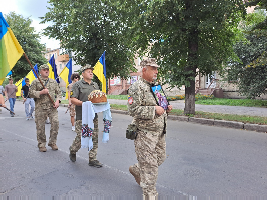 «Мамуль, не переживай, у медиків найменше шансів загинути на війні»: на Волині попрощались з Героєм Віталієм Кухарчуком