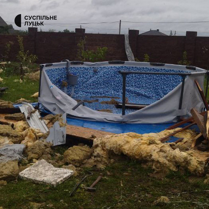 Знесені покрівлі, пошкоджені автобуси, знищена теплиця та повалені дерева: наслідки негоди у селі поблизу Луцька