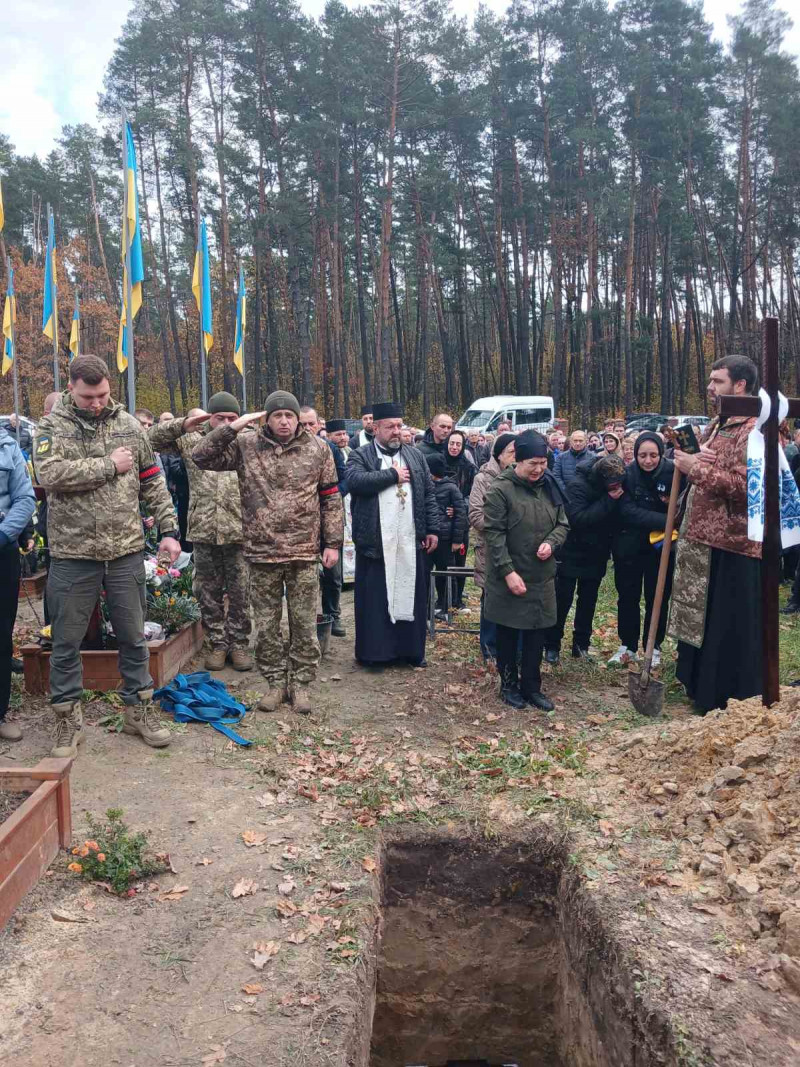 Осиротіла донечка: на Волині в останню путь провели 42-річного Героя Петра Оверчука