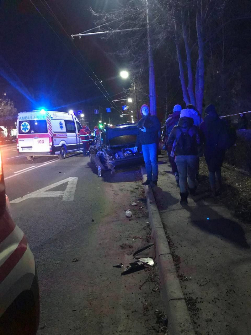 У Луцьку на Соборності - аварія, одна з автівок перевернулася