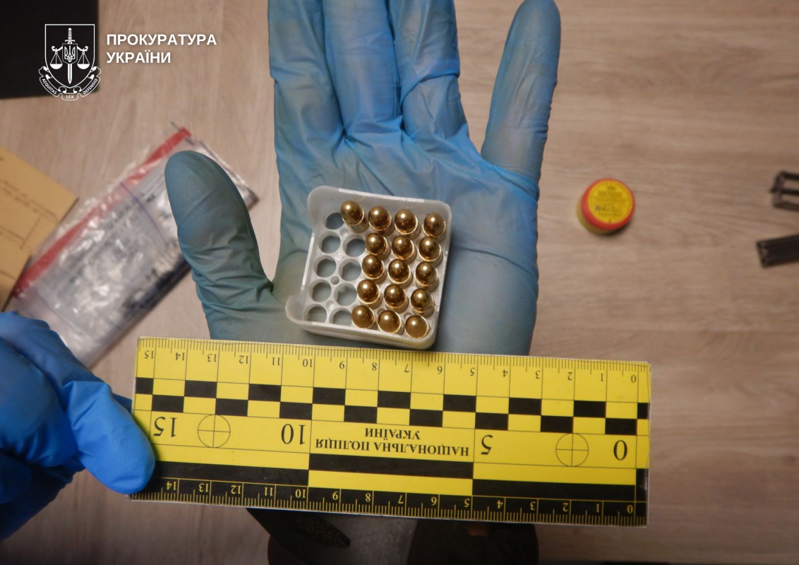 Житель Хмельницького торгував зброєю, відправляючи її поштою на Волинь